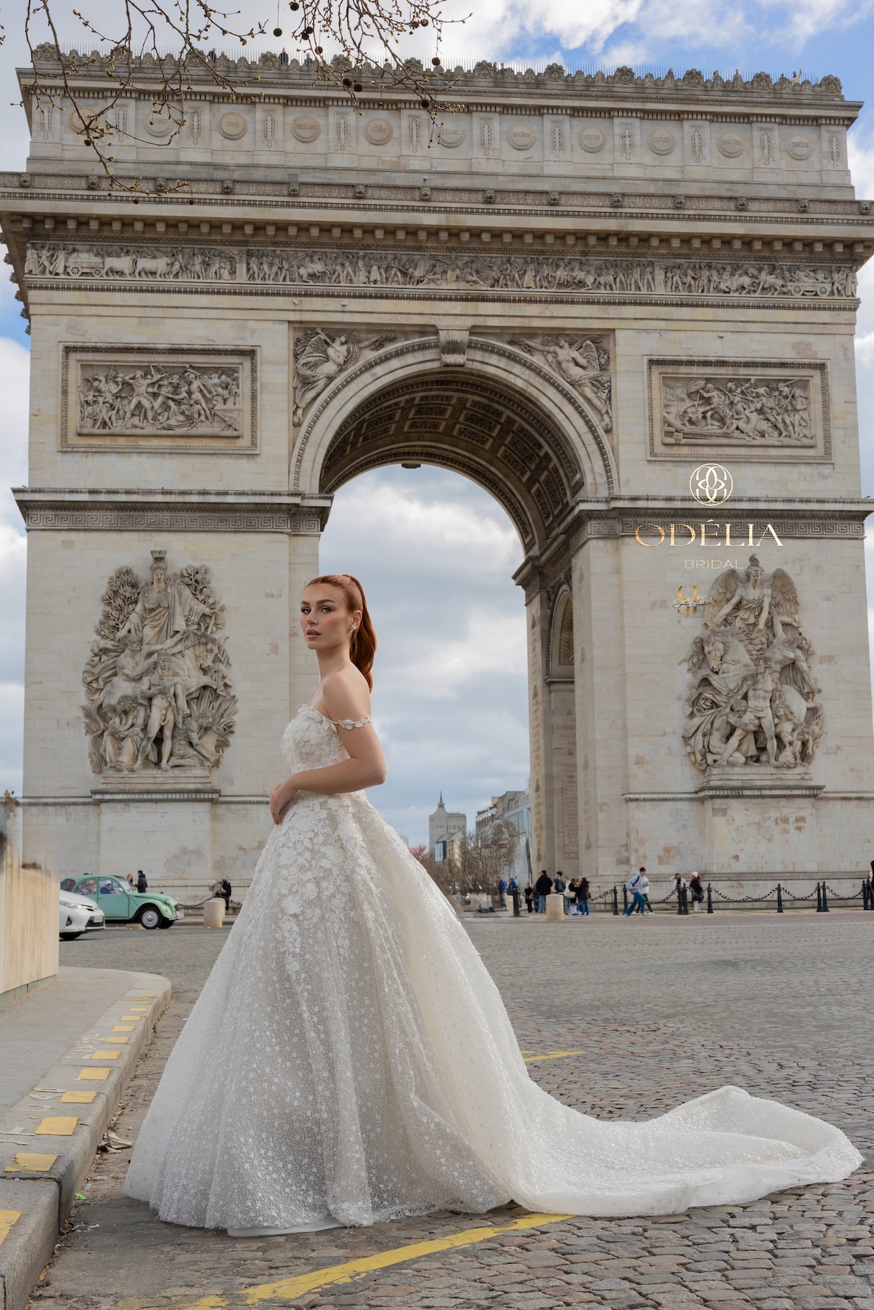 Bruid in glinsterende trouwjurk bij de Arc de Triomphe